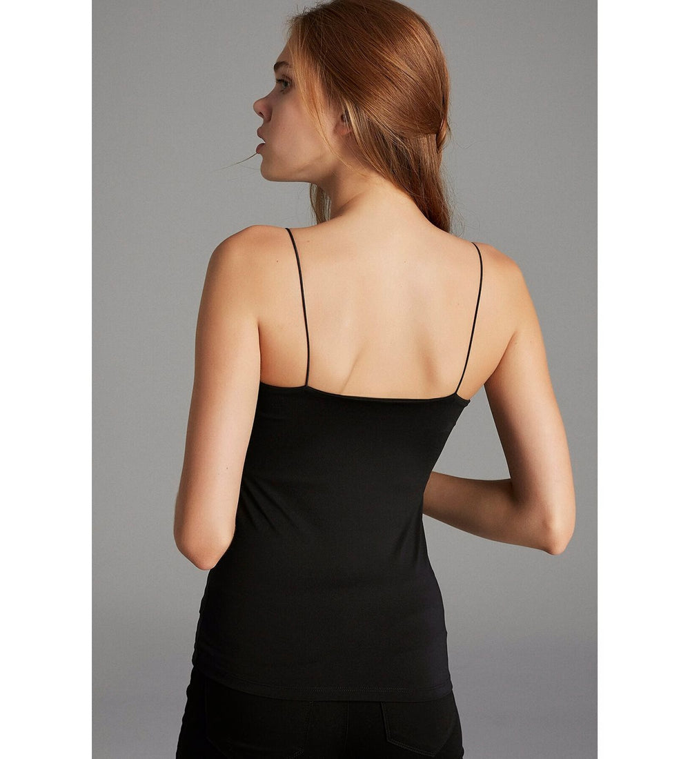 بلوزة بدون أكمام