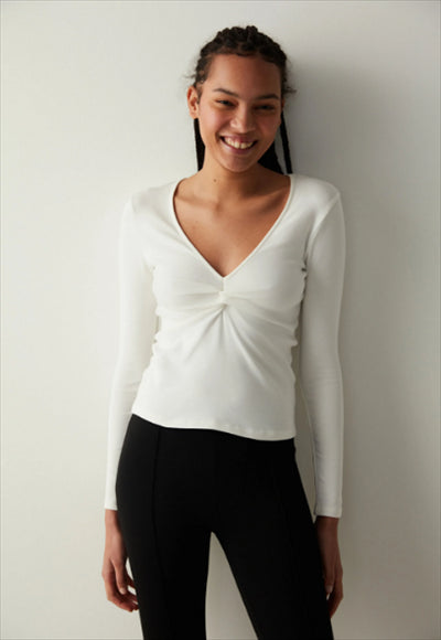 بلوزة بأكمام طويلة