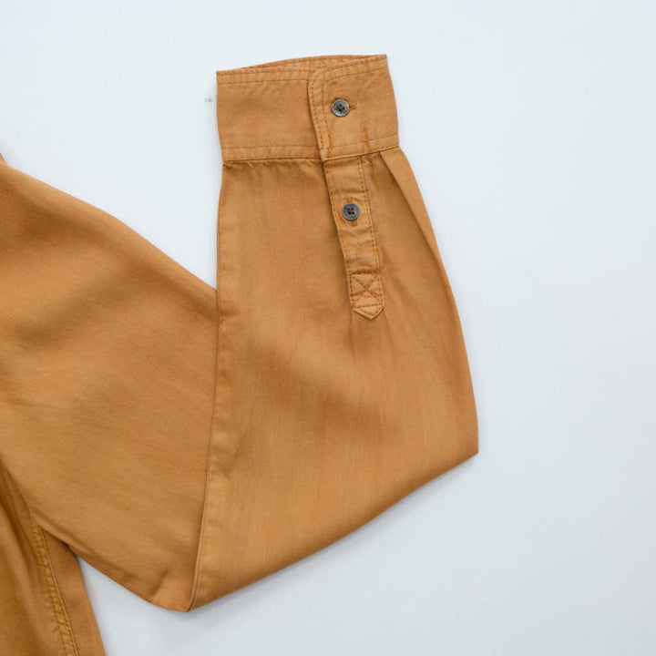 قميص بأكمام طويلة