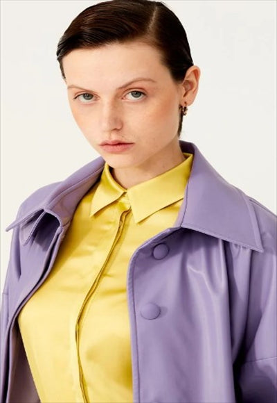 معطف واق من المطر بحزام