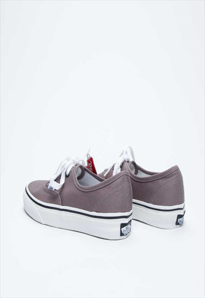 حذاء لكلا الجنسين