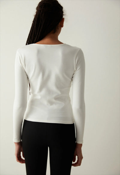 بلوزة بأكمام طويلة