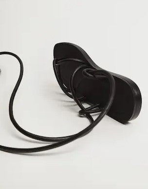 صندل بأشرطة متقاطعة