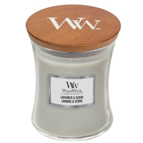 شمعة برائحة لافندر وخشب الأرز