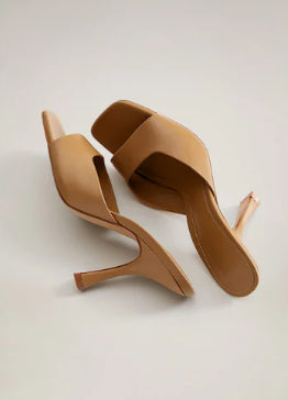 حذاء مفتوح من الجلد بكعب عالي