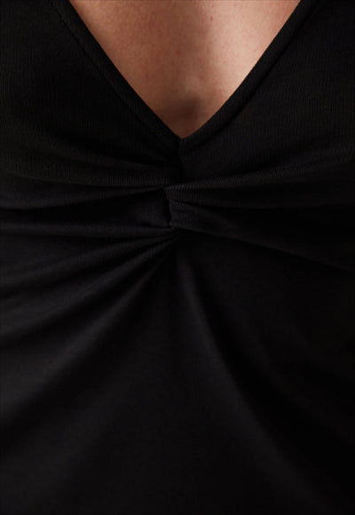 بلوزة بأكمام طويلة