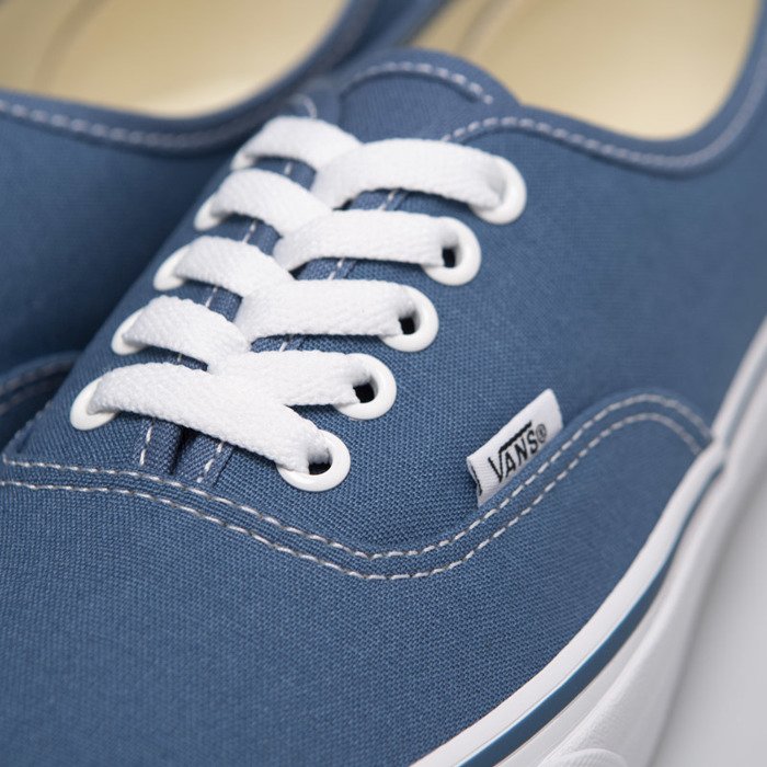 حذاء للجنسين