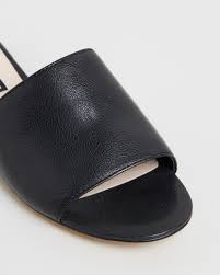 حذاء كعب عالي