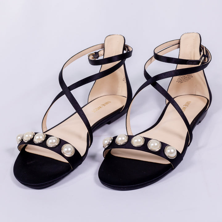 صندل فلات مزين باللؤلؤ