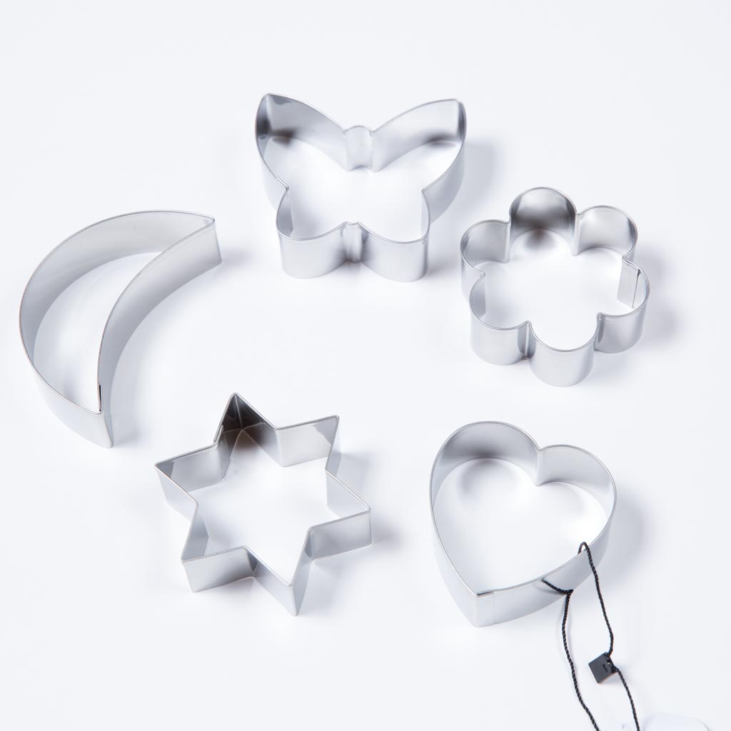 Five pieces of bread cutters