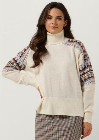 بلوزة قبة عالية