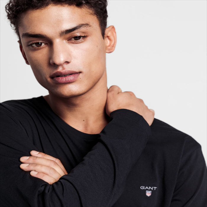 بلوزة بأكمام طويلة