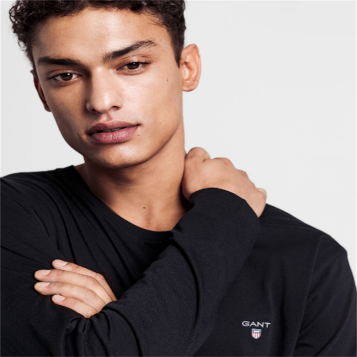 بلوزة بأكمام طويلة