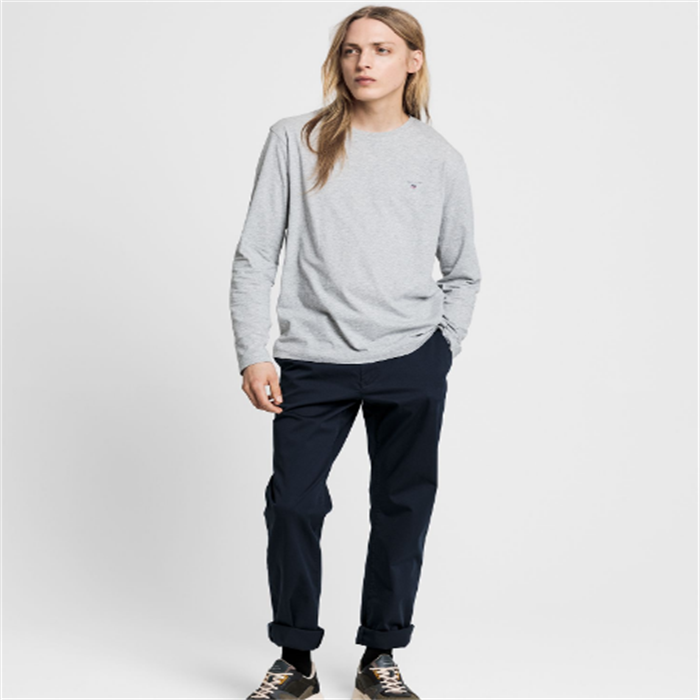 بلوزة بأكمام طويلة