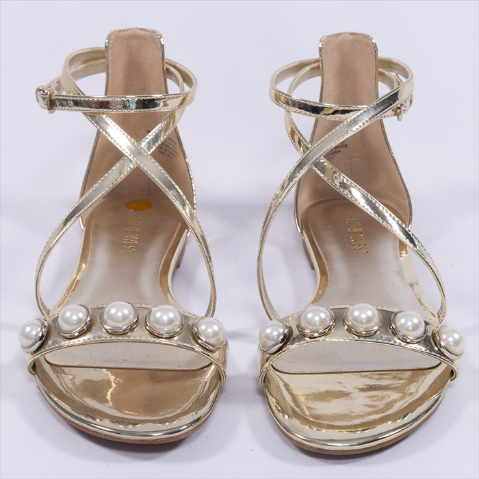 صندل فلات مزين باللؤلؤ